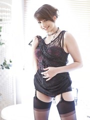 Chloe bares her sweet trimmed pussy Pic 1