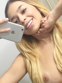 Julieta Nude Selfies