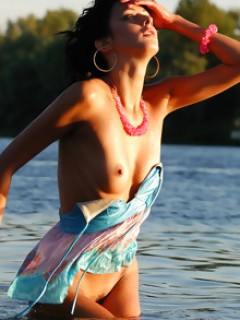 Vika Loves To Bes Wet Without Bikini