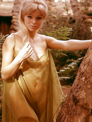 Vintage babe Susan Denberg Pic 9