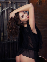 sexy brunette Bejarat Pic 3